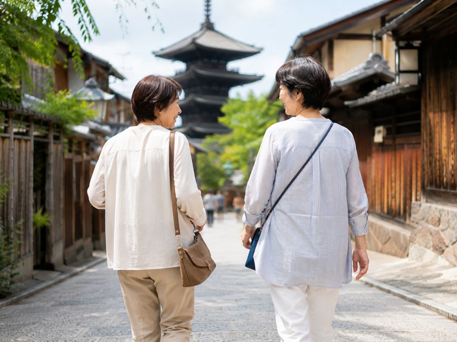 京都の街並みを散策する女性たち